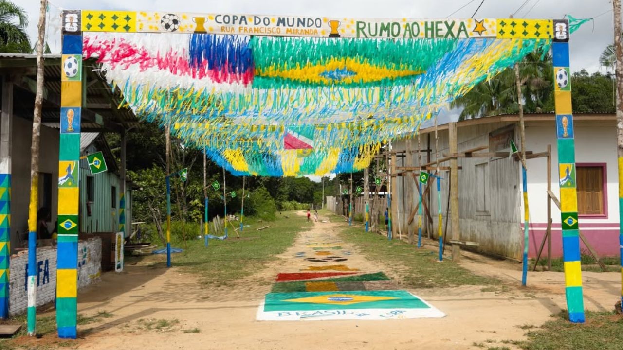 Rua sem asfalto entra em disputa de decoração para Copa do Mundo de 2026 no Amazonas