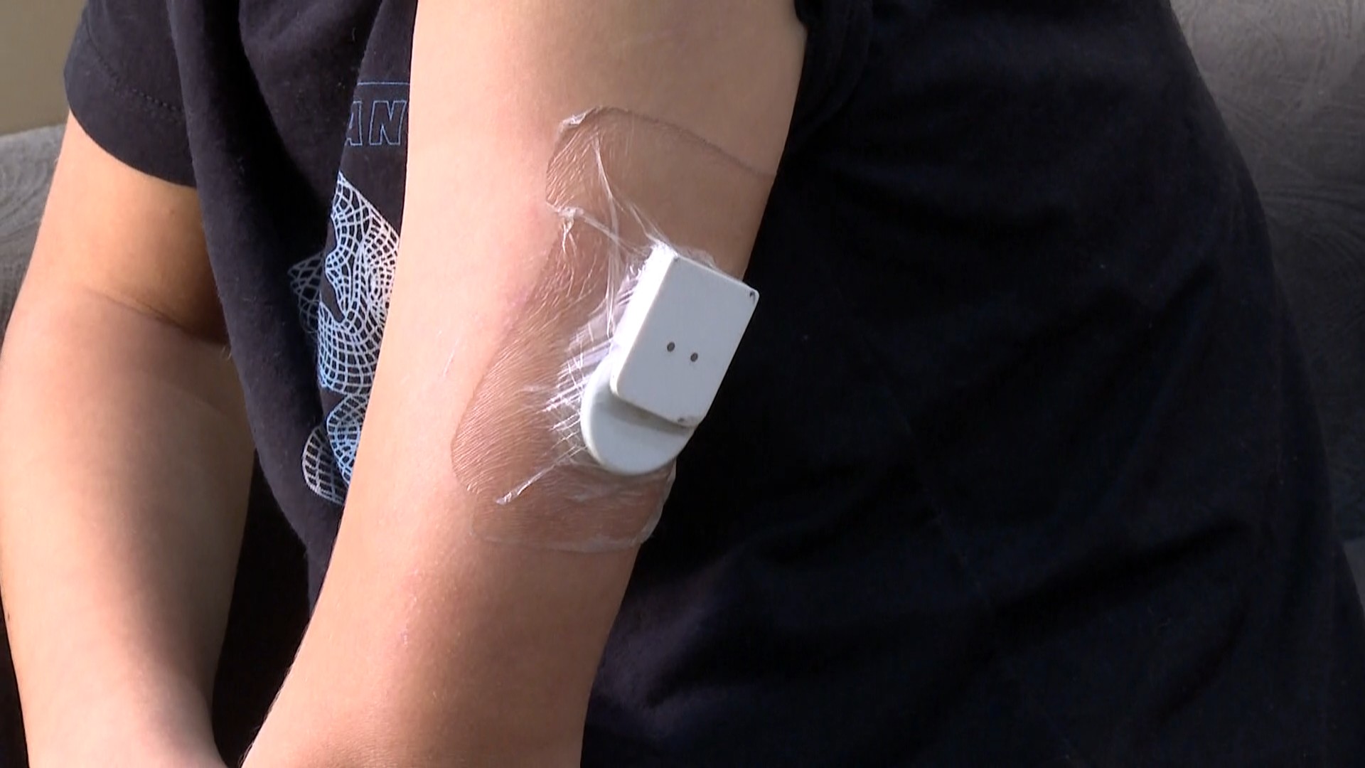 Mesmo com lei sancionada há mais de um ano, famílias ainda esperam por sensores de glicemia para crianças com diabetes no Paraná