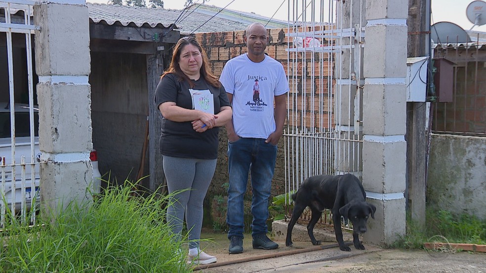 Rosane Marques e Anderson da Silva Cavalheiro, pais de Gabriel, colocaram a casa à venda em Guaíba — Foto: Reprodução/RBS TV