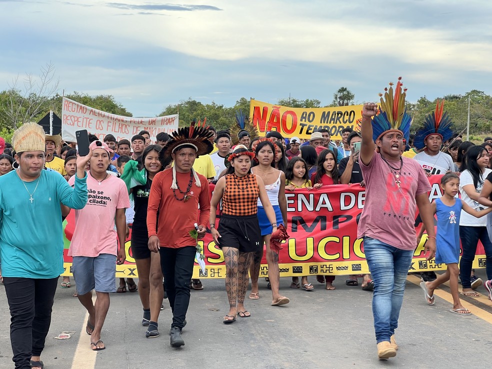 Manifestantes indígenas reunidos contra o Marco Temporal em trecho da BR-174 — Foto: Caíque Rodrigues/g1 RR