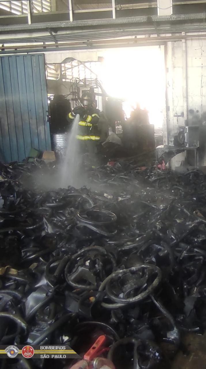 Galpão pega fogo e chamas destroem parte dos materiais em empresa em Jacareí