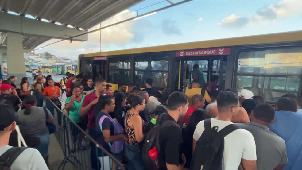 Fila no Terminal Integrado de Camaragibe, no Grande Recife — Foto: Reprodução/TV Globo