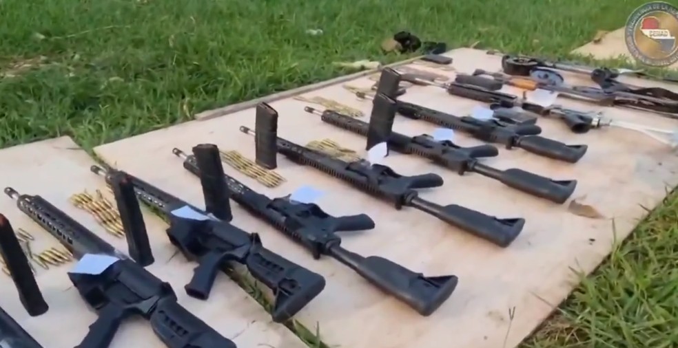 Metralhadora capaz de derrubar avião e fuzis apreendidos no Paraguai tinham inscrição do maior contrabandista de armas da América do Sul — Foto: Reprodução
