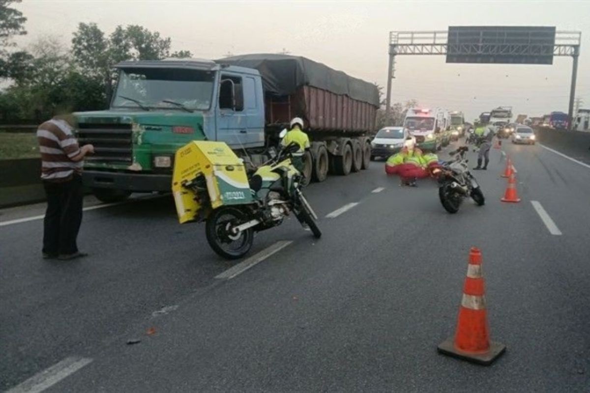 Motociclista fica ferido após bater em caminhão durante ultrapassagem na Anchieta, SP