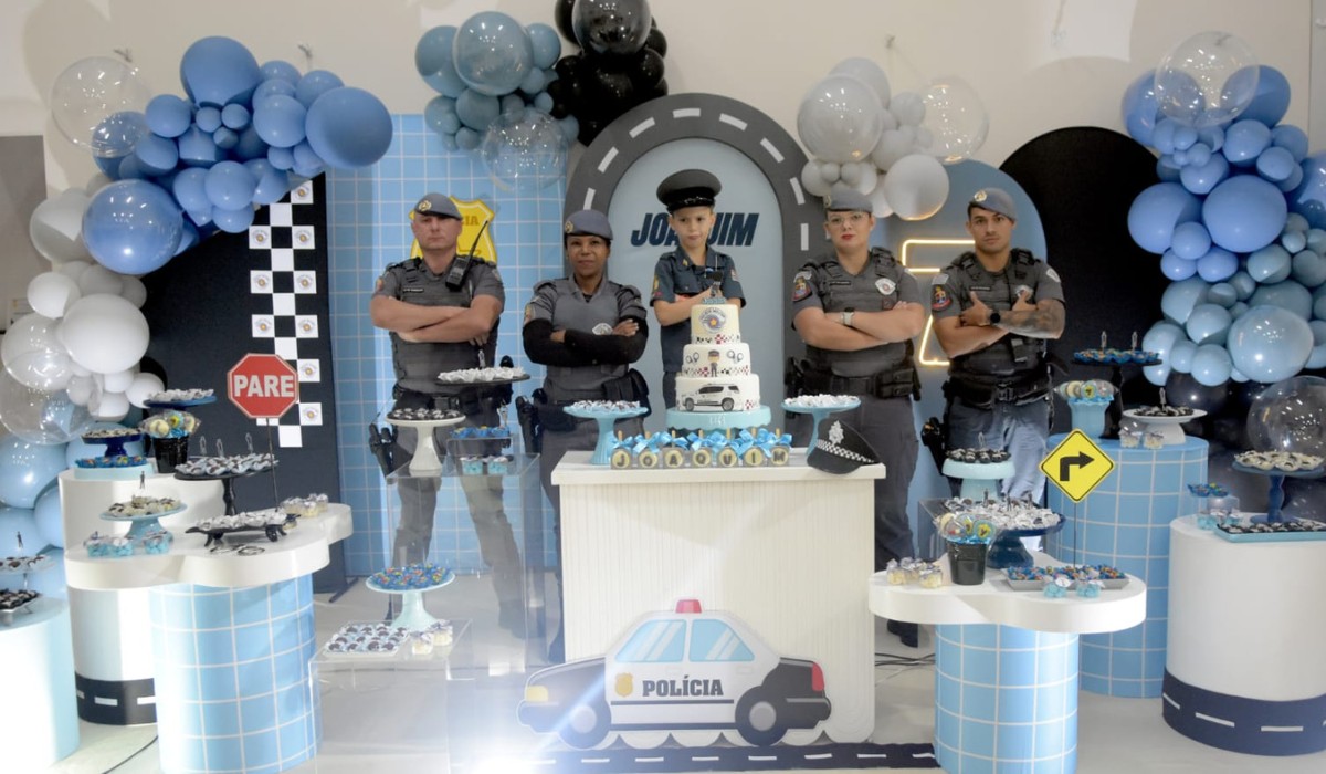 Inspirado pelo padrinho policial, menino comemora aniversário com tema e surpresa da PM no interior de SP
