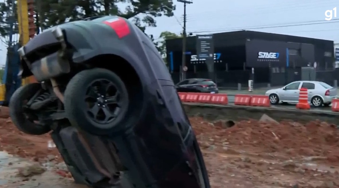 Vídeo: carro invade bloqueio, cai em escavação de obra em Curitiba e motorista não é encontrado