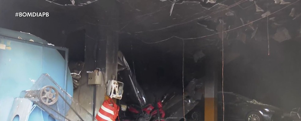 Incêndio em depósito do governo estadual — Foto: Reprodução/TV Cabo Branco