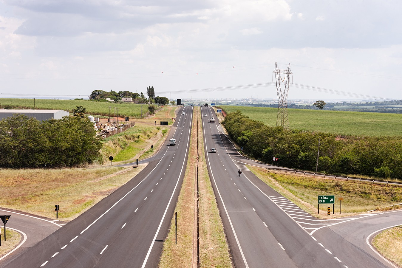 Acidente com quatro veículos de carga fecha SP-127 em Piracicaba 