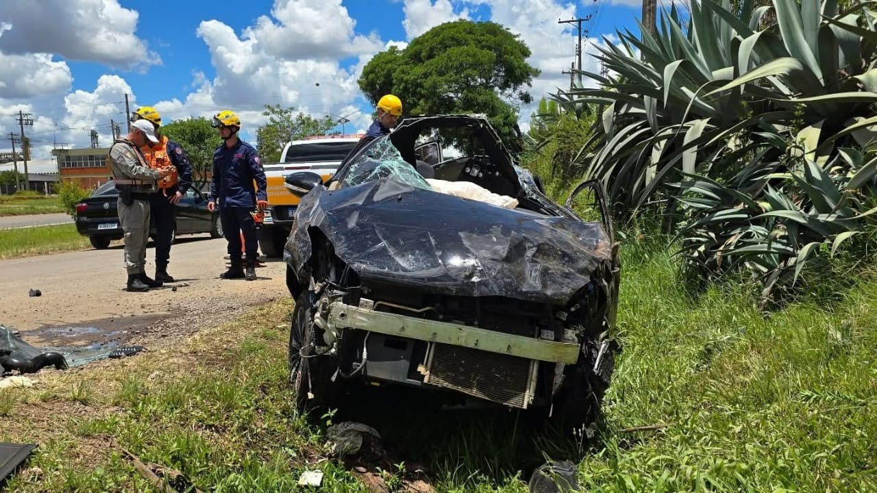 Mulher morre após capotar carro na RS-153 em Passo Fundo; vídeo mostra momento do acidente