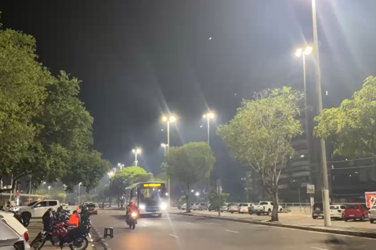 Fumaça volta a encobrir céu de Manaus durante a noite desta quinta-feira (8). — Foto: Nainy Castelo Branco/Rede Amazônica