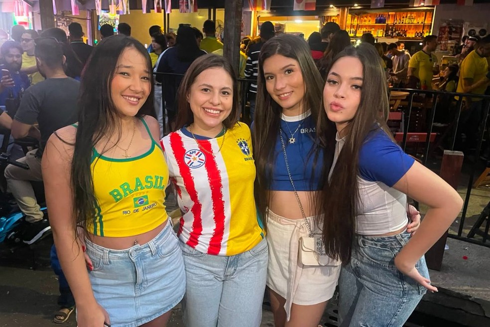 Brasileiras e Paraguaias se unem para torcer pelas seleções em Ponta Porã — Foto: Liniker Ribeiro/TV Morena