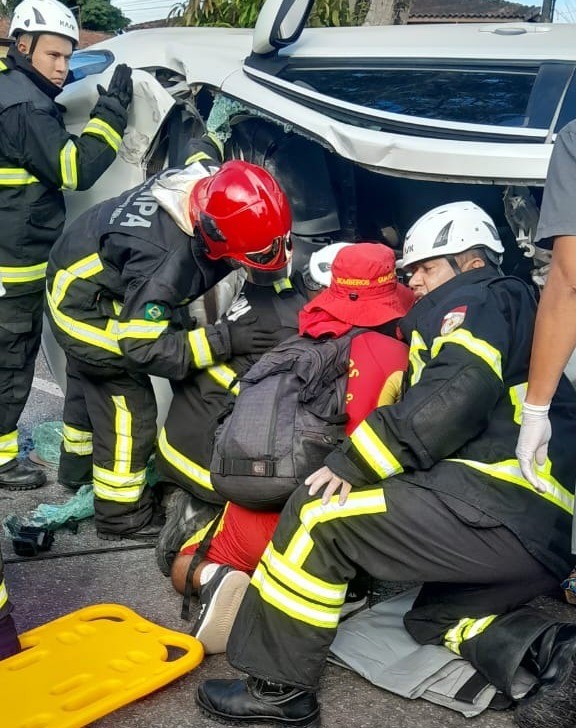 Bombeiros retiram vítima presa às ferragens de carro após acidente em distrito de Belém