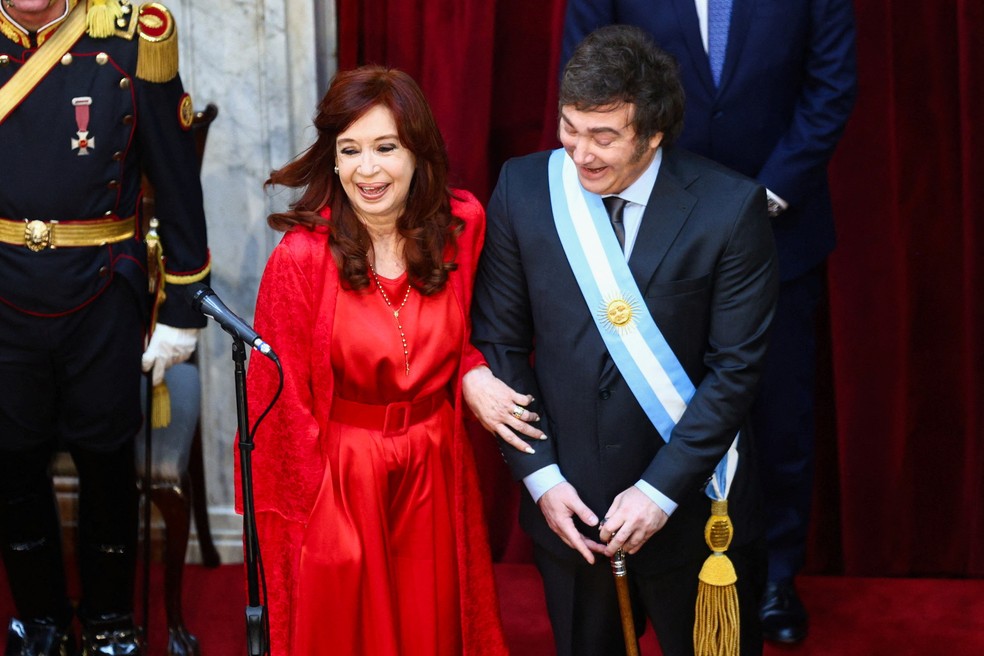 Cristina Kirchner, que como vice-presidente também exercia a função de presidente do Senado, recebeu Milei no Congresso — Foto: Matias Baglietto/Reuters
