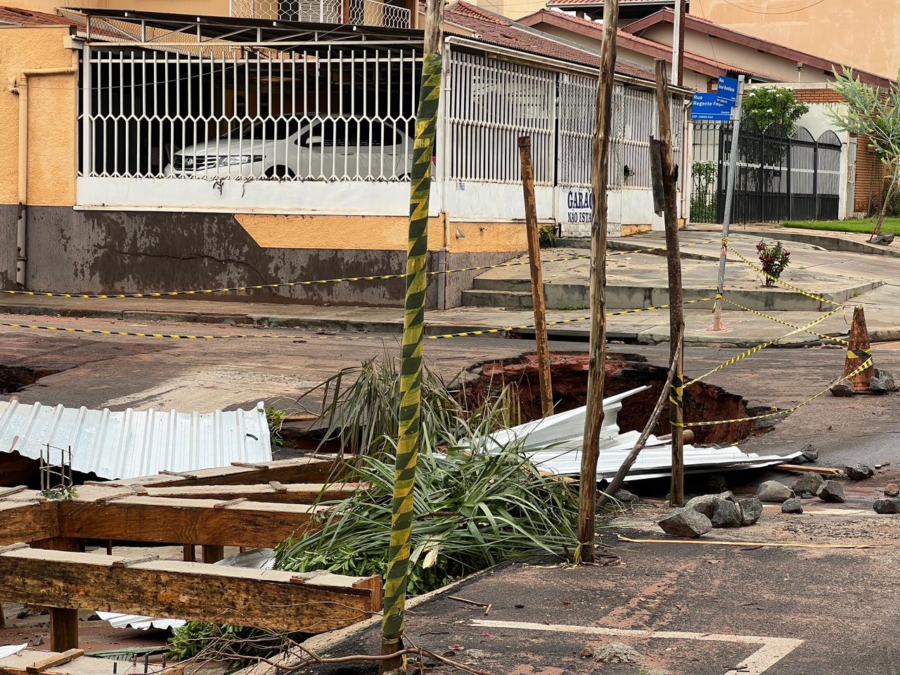 Escolas têm aulas suspensas por causa dos estragos causados pela chuva e fortes ventos em Assis