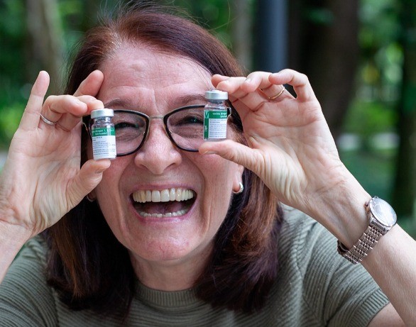 A pesquisadora que transformou décadas de laboratório na primeira vacina 100% brasileira contra a dengue