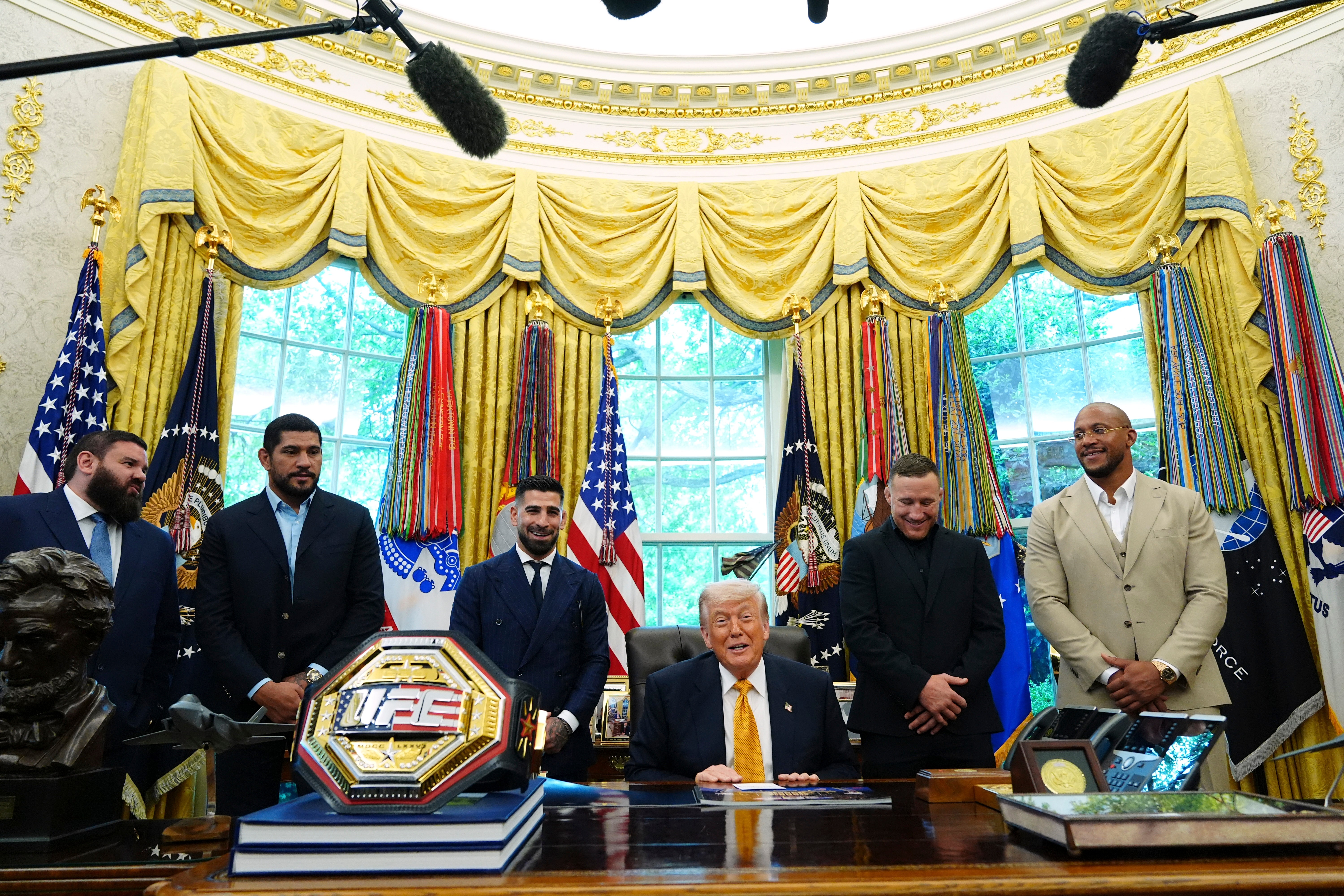 Trump anuncia luta de UFC no jardim da Casa Branca ao lado de lutador brasileiro: 'Ele tem uma mão grande'