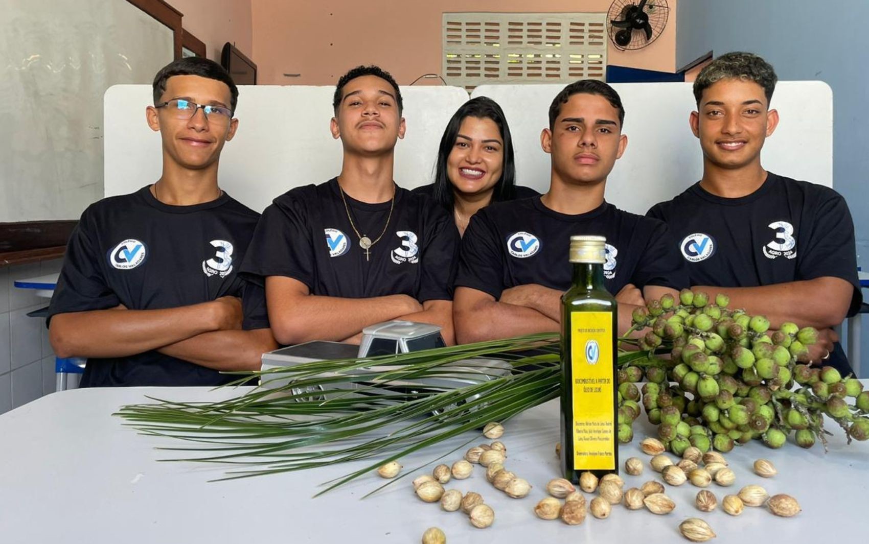 Estudantes da Bahia transformam óleo de licuri em biodiesel e levam projeto para o exterior