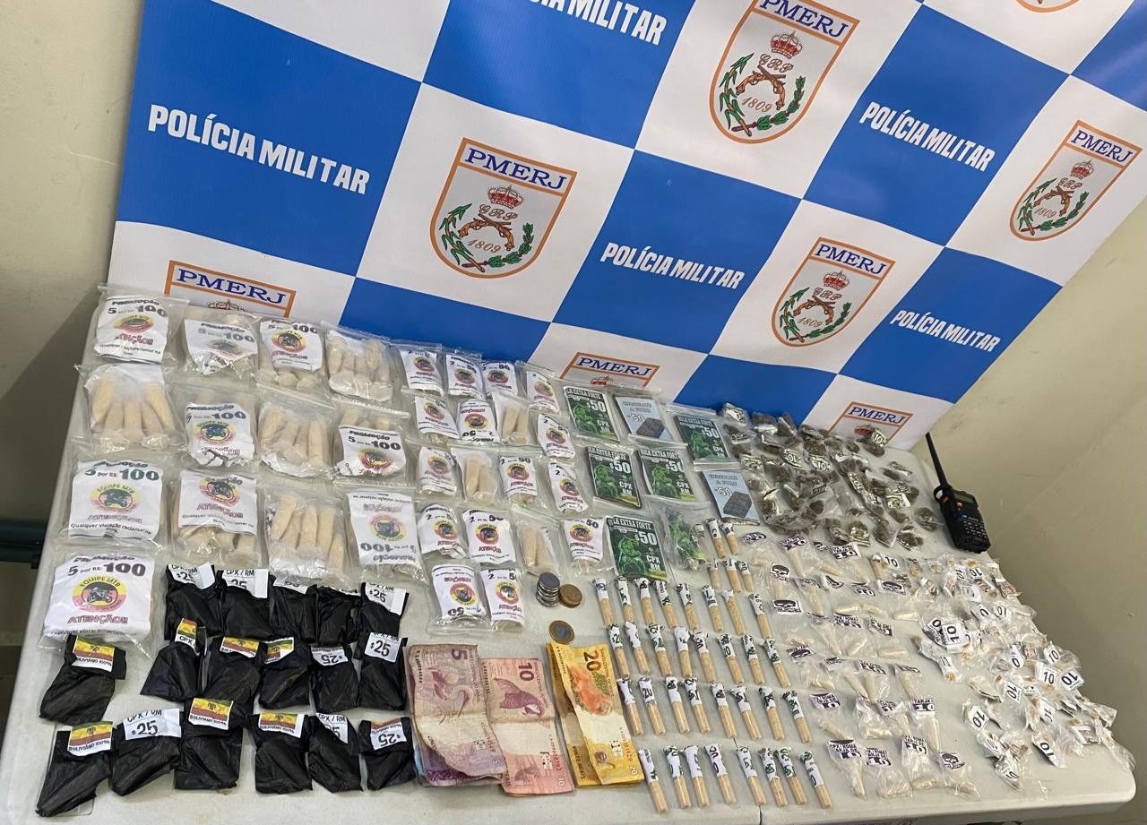 Dois homens são presos e adolescente apreendido por envolvimento com o tráfico de drogas em Volta Redonda