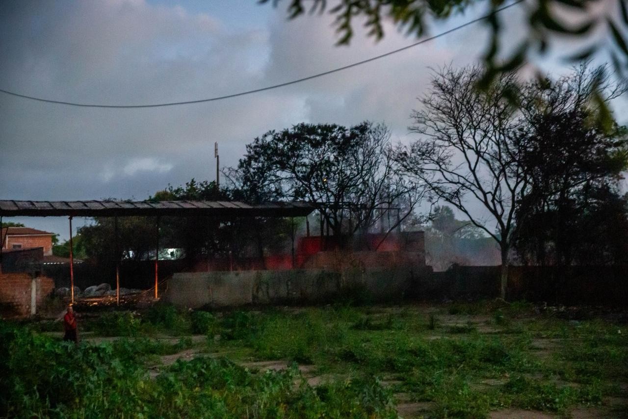 Vídeo: Incêndio atinge depósito de materiais recicláveis em Fortaleza