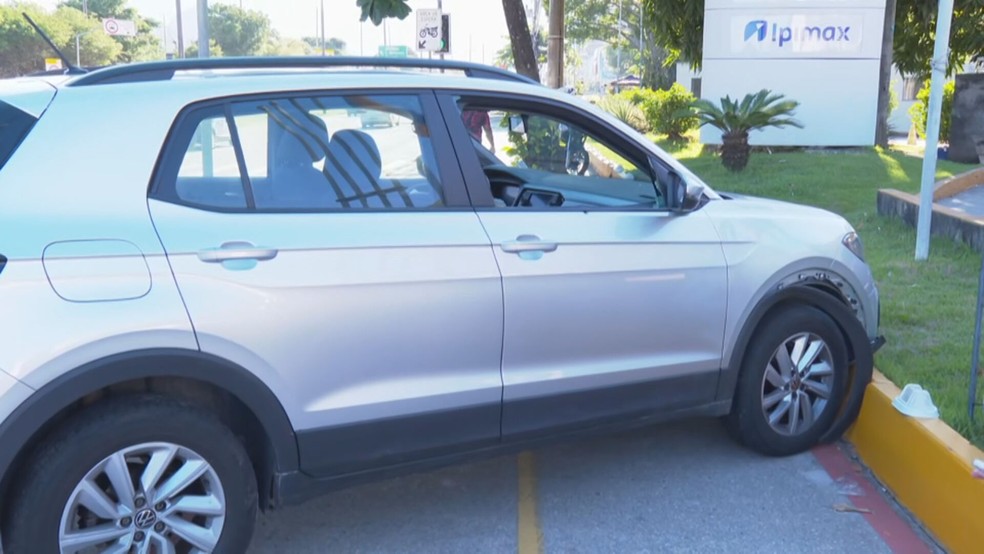Carro ficou com marcas de tiros — Foto: Charles Mathura/TV Globo