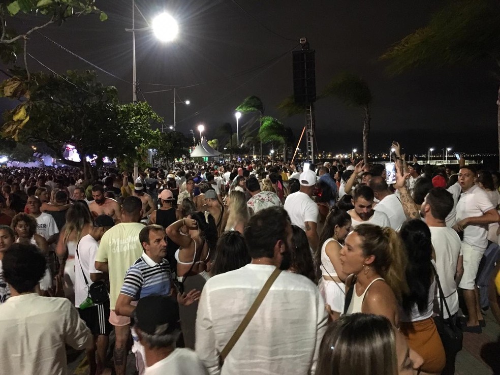 Réveillon de Florianópolis tem festa na Av. Beira-mar Norte e cascata de fogos na Ponte Hercílio Luz; FOTOS | G1