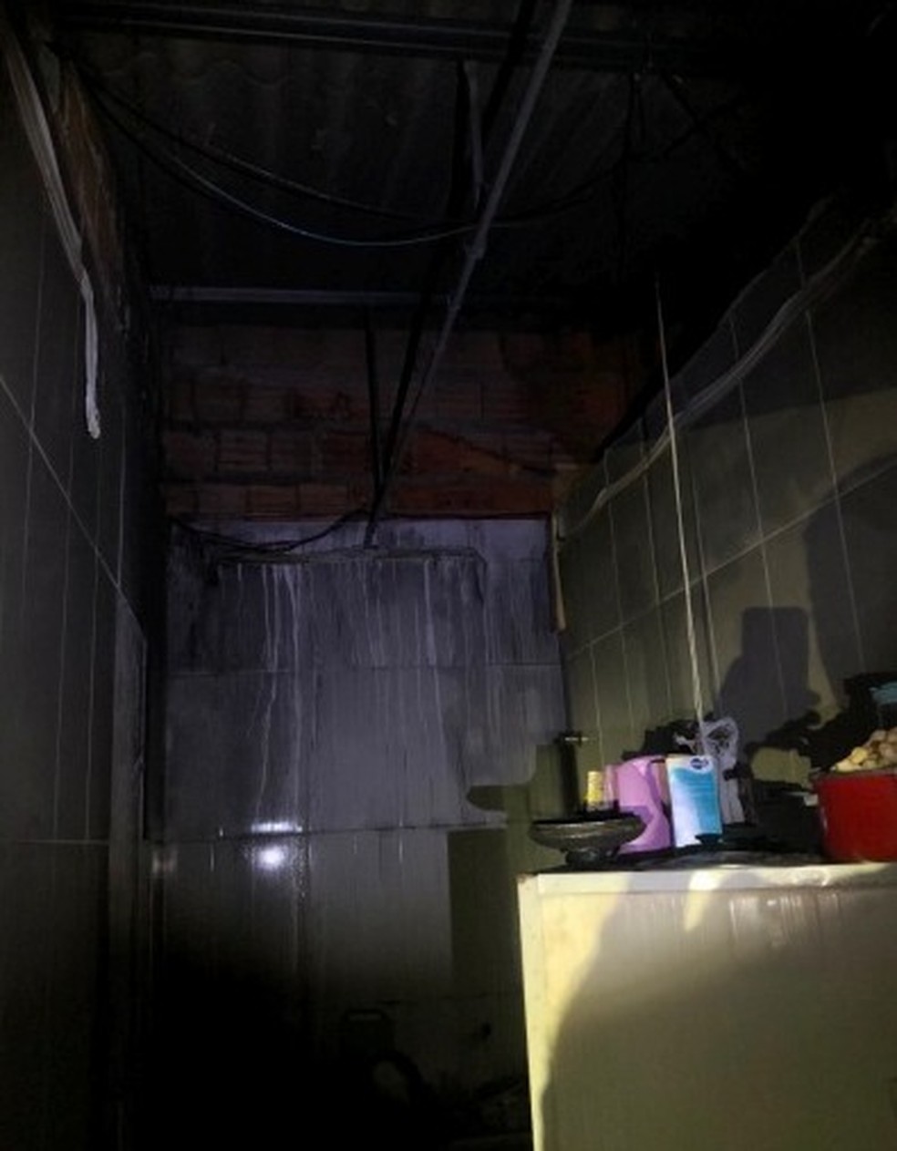 Forro de PVC ficou destruído — Foto: Polícia Militar