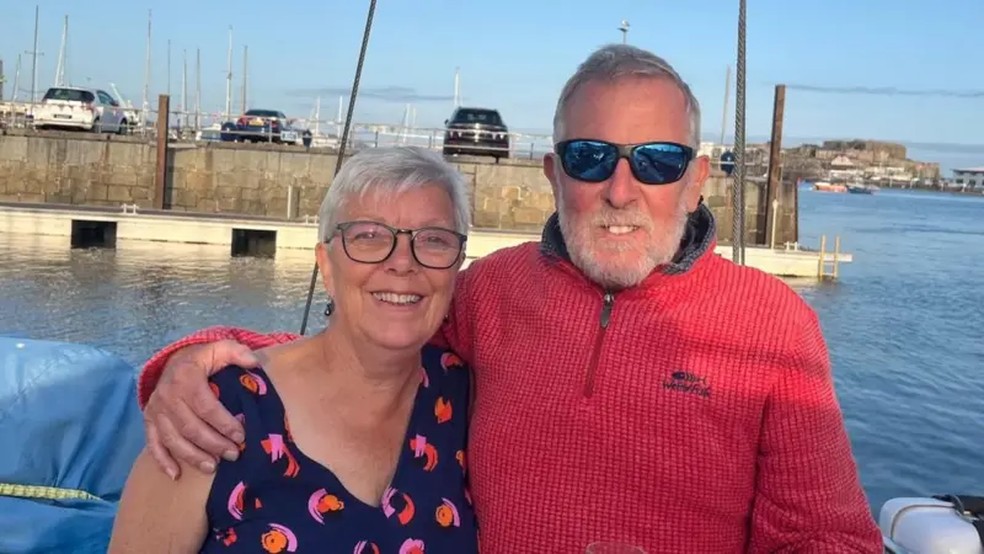 Jane e Alan Kelvey tiveram um incidente com um navio de guerra russo no Canal da Mancha. — Foto: Jane e Alan Kelvey/Arquivo pessoal via BBC