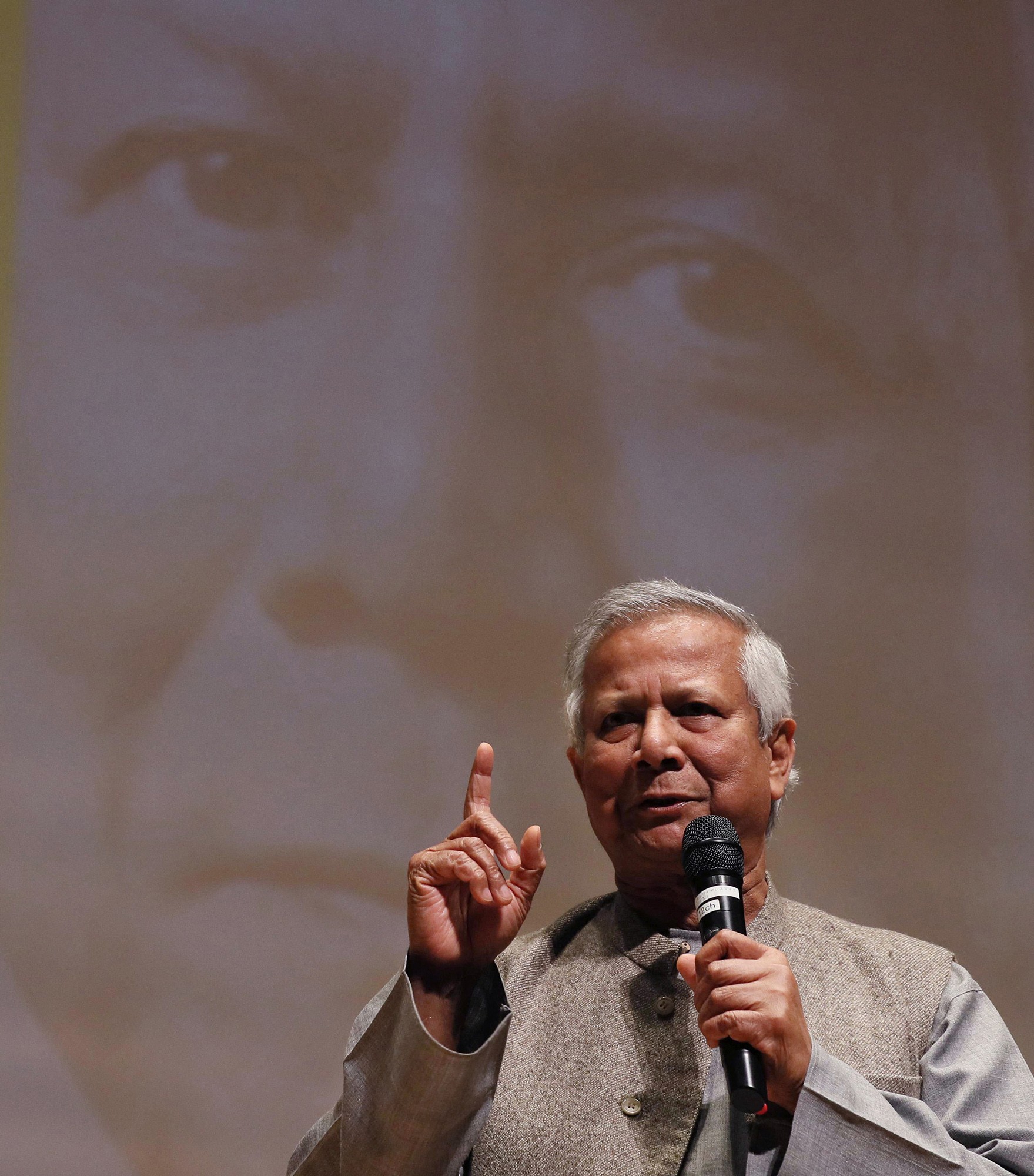 Muhammad Yunus, vencedor do Nobel da Paz, é condenado à prisão em ...