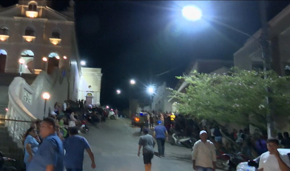 População se reuniu no entorno da Igreja do Sagrado Coração de Jesus a partir da noite dessa terça-feira (1º) — Foto: TV Cabo Branco/Reprodução