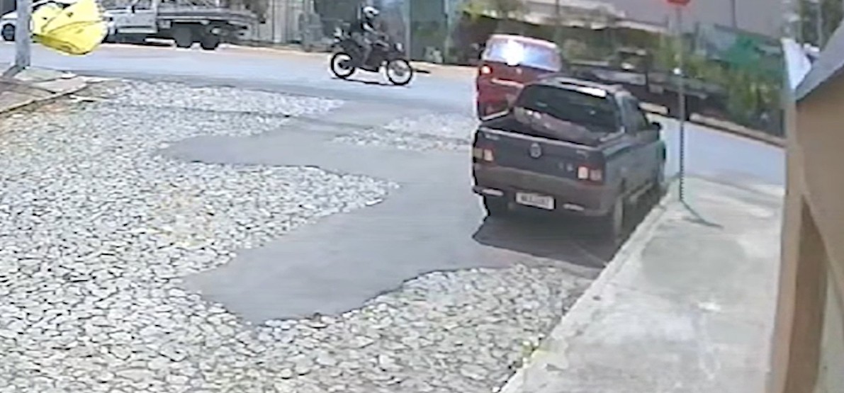 VÍDEO: Motociclista bate em carro e é arremessada na Avenida Paraná, em Divinópolis 