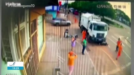 Ciclista é atropelada em Guaraí por caminhão de lixo; saiba mais
