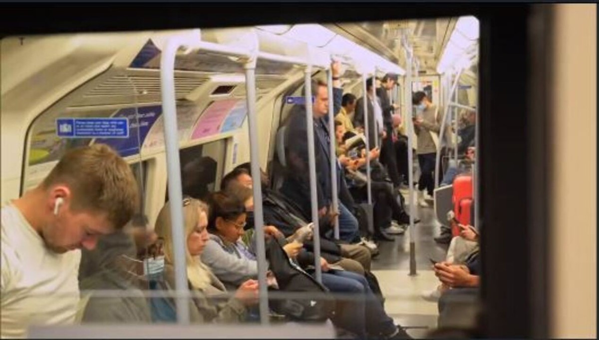 A polêmica campanha contra 'encaradas' no metrô de Londres (e por que isso  é considerado assédio sexual), Mundo