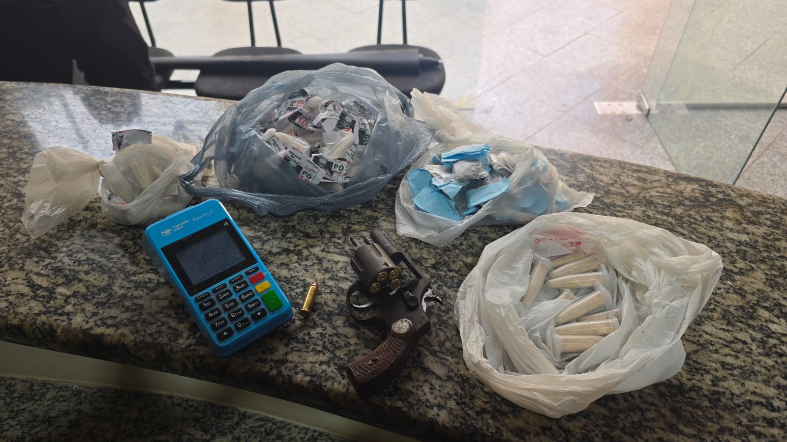 Três suspeitos são presos por vender drogas com máquina de cartão em Piraí  