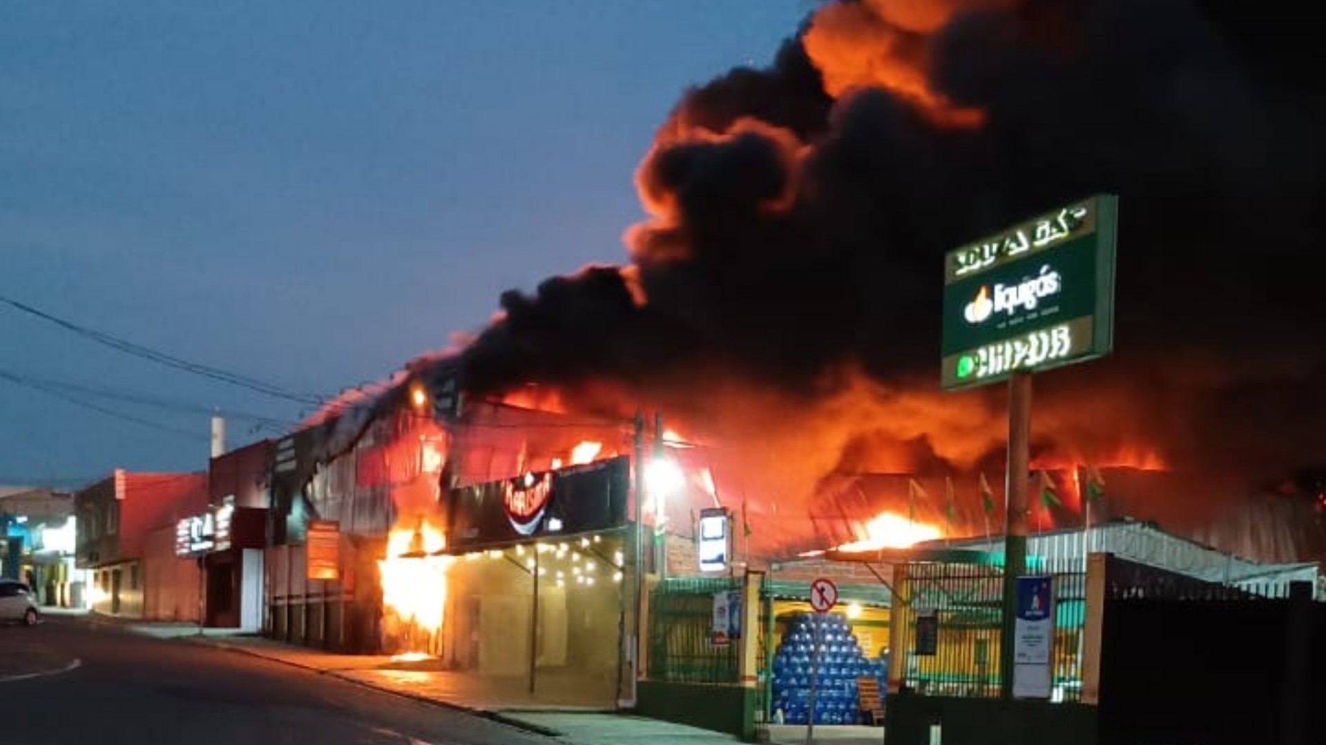 Incêndio atinge oficina e mobiliza bombeiros em Salto