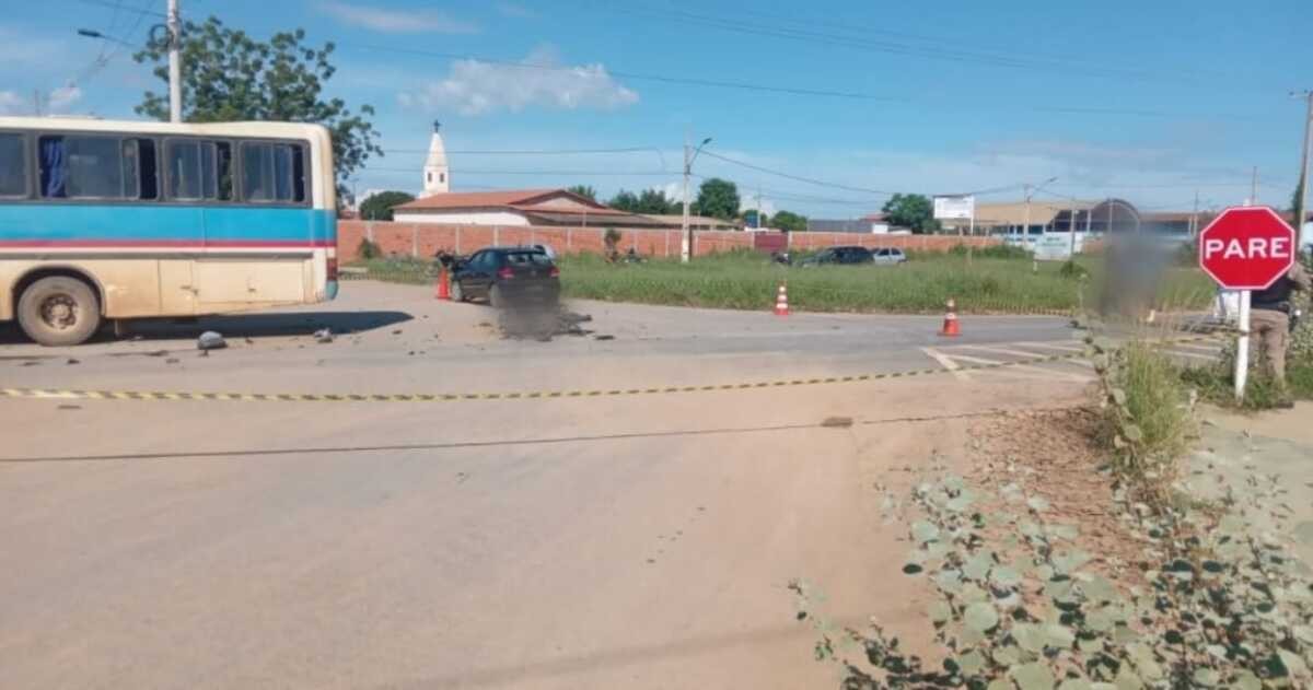 Atingido por carro que desrespeitou sinalização, motociclista bate em ônibus e morre na LMG-633