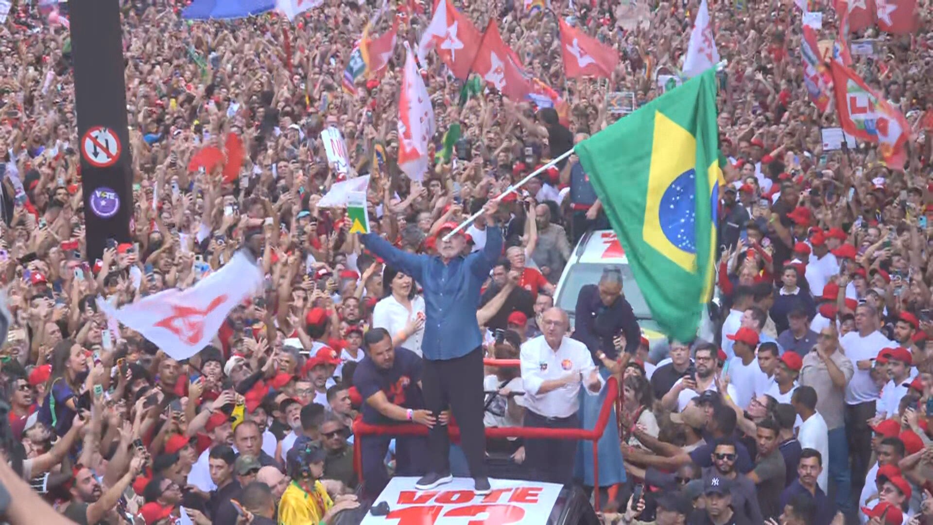 Lula participa de ato na Av. Paulista; mais cedo, esteve em Copacabana