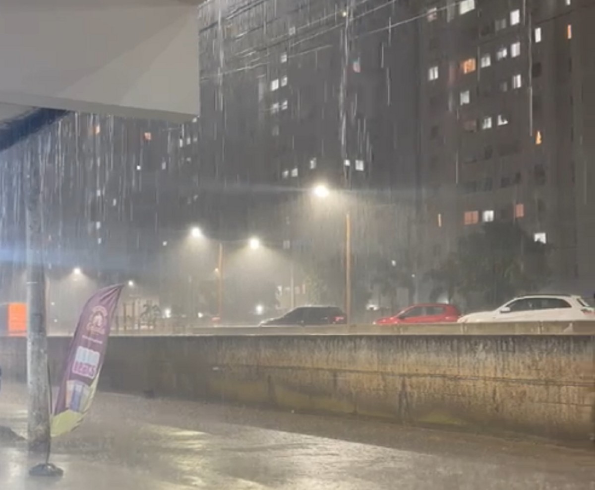 Juiz de Fora tem chuva forte com granizo em alguns bairros; VÍDEO