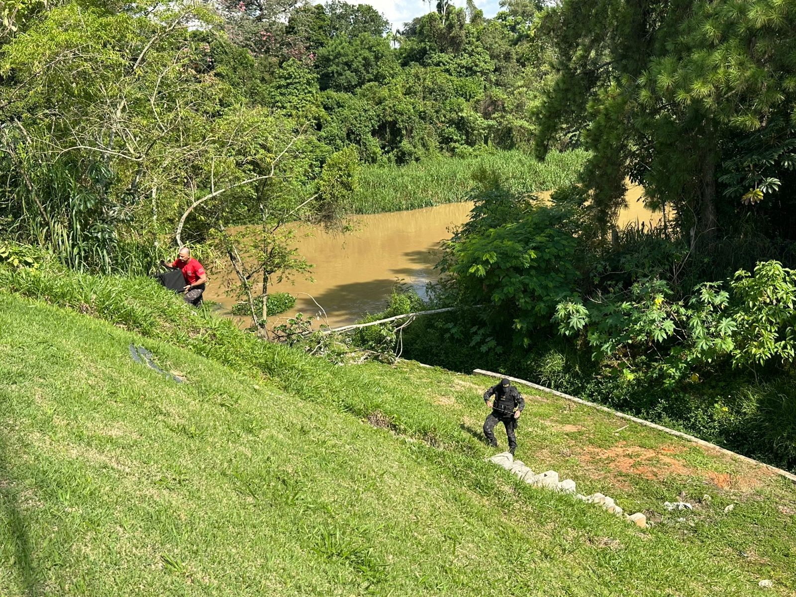 Gate explode artefato encontrado por pescador em rio, em São José; veja vídeo com momento da detonação