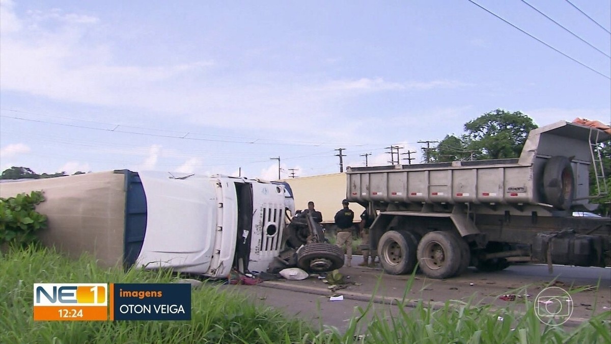 Morre motorista de carreta que tombou e foi atingido por caminhão na BR em Paulista