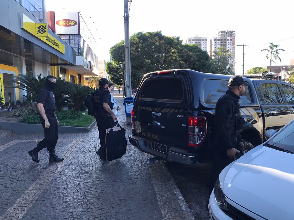 Policiais saíram do prédio da prefeitura com malote de documentos — Foto: Ana Paula Rehbein/TV Anhanguera