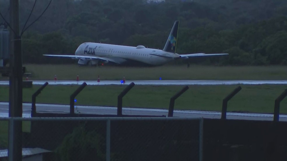 Avião sai da pista ao aterrissar em aeroporto na Bahia