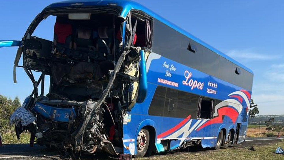 �nibus com fi�is bate em carreta e deixa dois mortos e mais de 30 feridos na BR-050, em Uberaba � Foto: TV Integra��o/Reprodu��o
