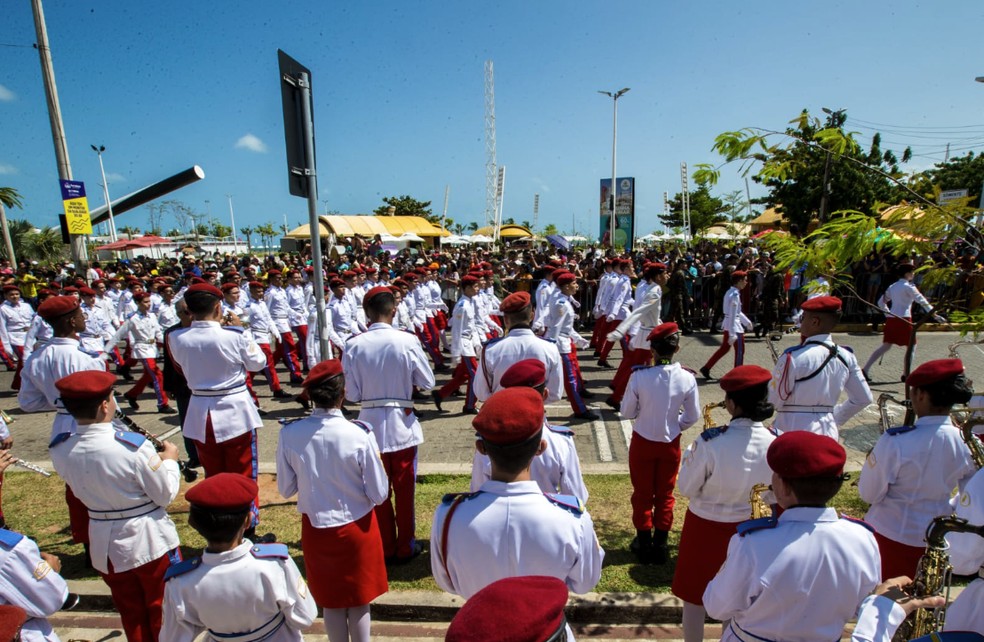 Alunos do Colégio Militar de Fortaleza desfilam na Avenida Beira Mar. — Foto: Thiago Gadelha/Sistema Verdes Mares