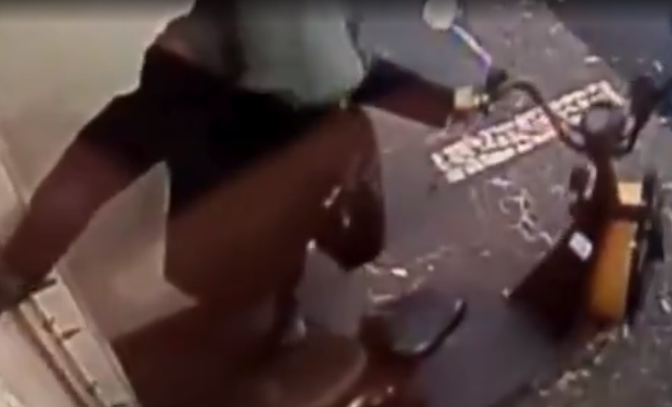 VÍDEO: Ladrão abre portão danificando interfone, invade garagem e furta patinete elétrico em Uberlândia