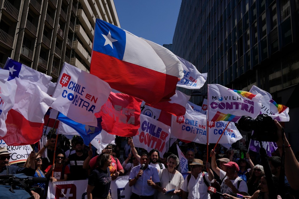 Opositores à proposta de nova Constituição do Chile, em foto de 14 de dezembro de 2023 — Foto: AP Photo/Esteban Felix