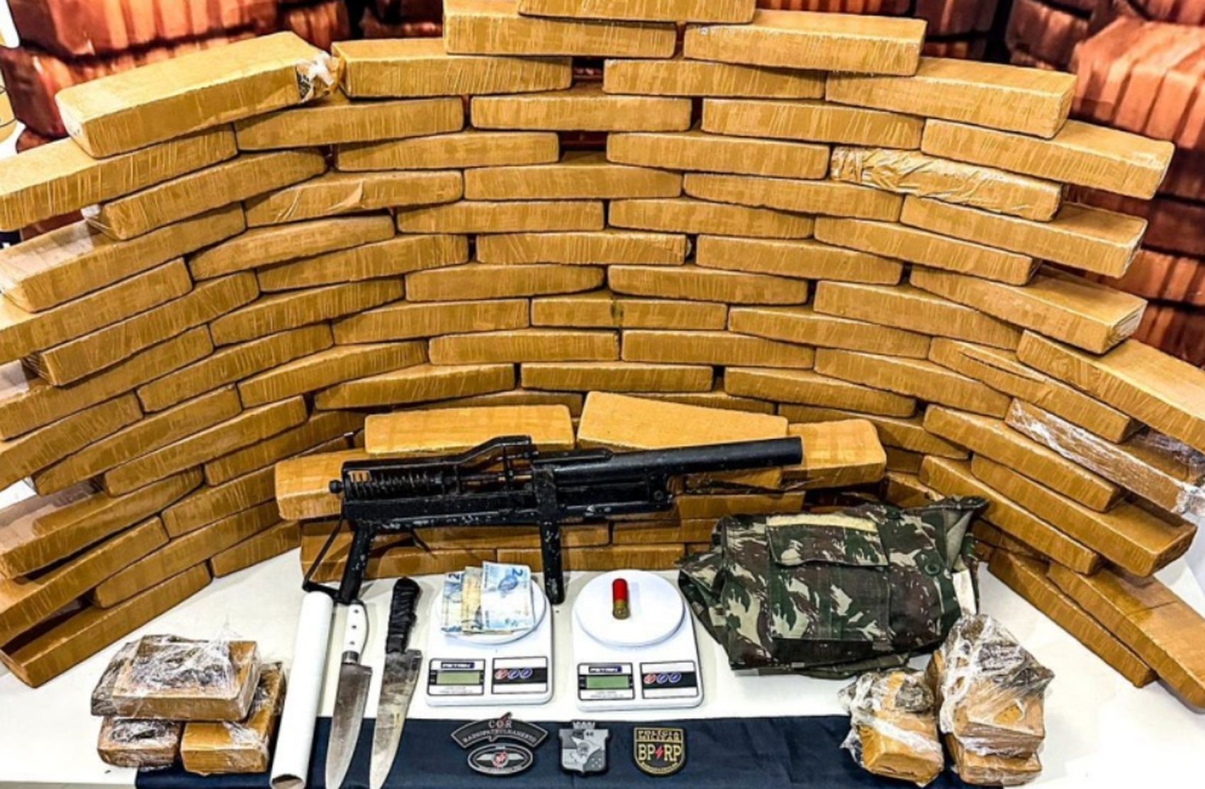 Homem é preso e 75 quilos de drogas, arma e uniforme do exército são apreendidos pela polícia em Sergipe