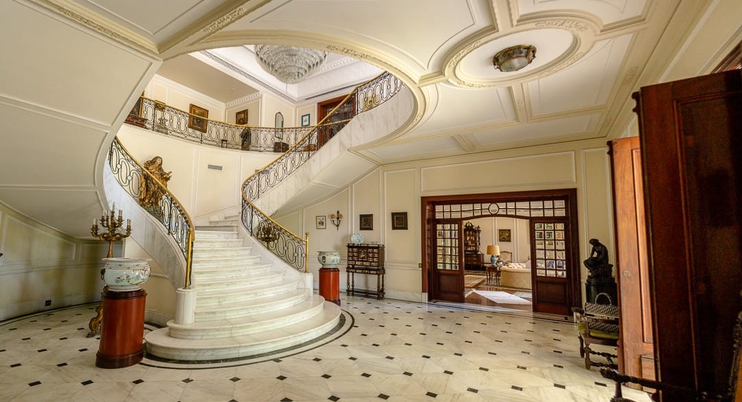 Hall social da casa mais cara do país, vendida por R$ 220 milhões