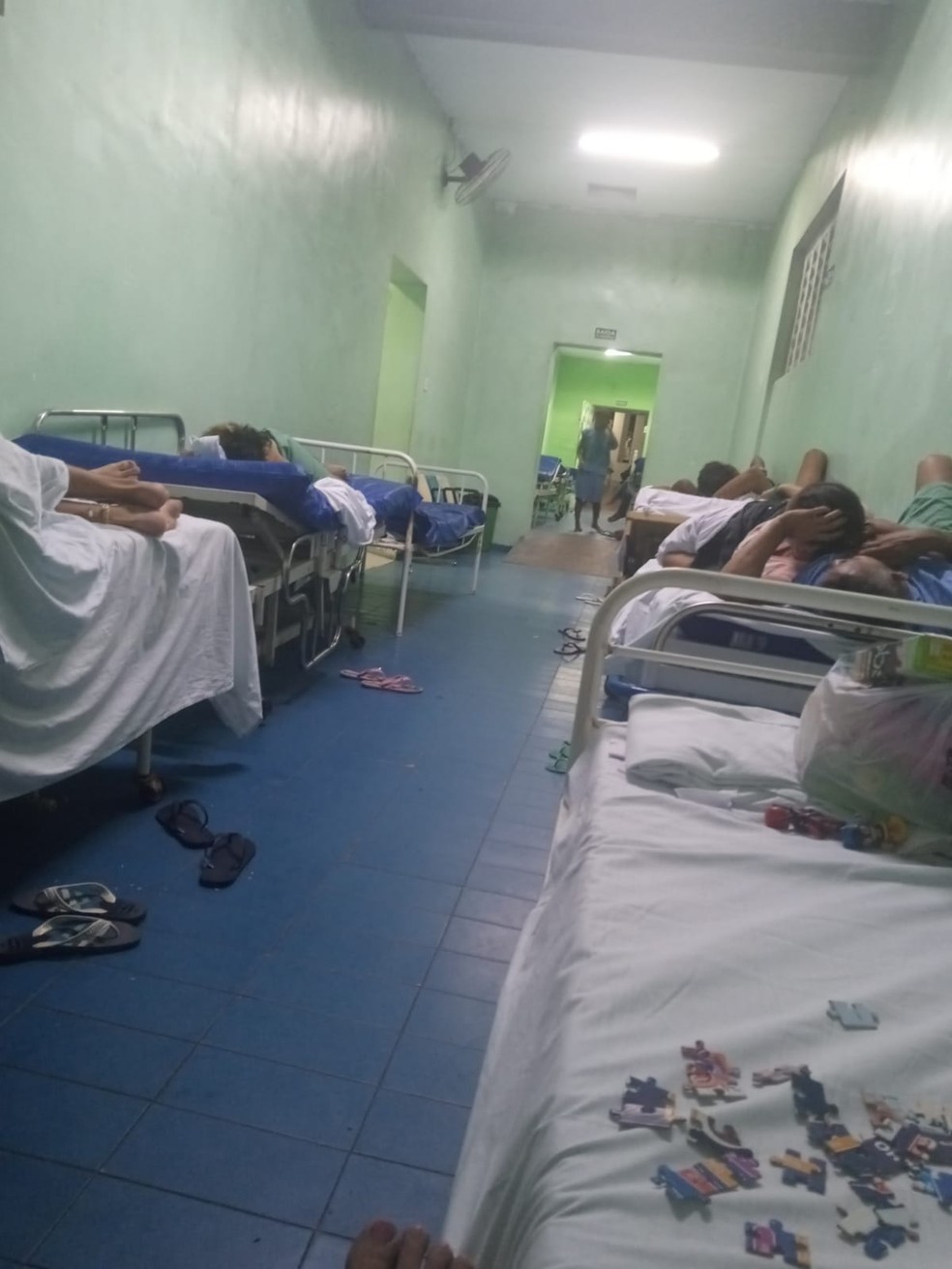 Pacientes dispostos no corredor do hospital. — Foto: Arquivo pessoal.