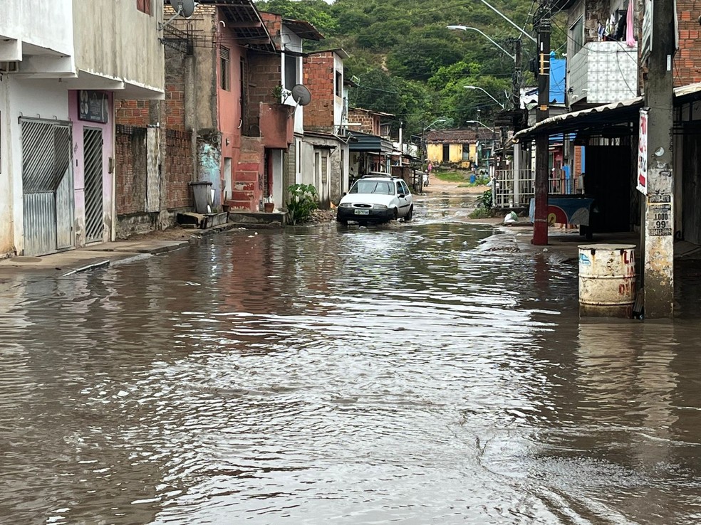 Alagamento na rua Antônio Freire de Lemos, no bairro planalto — Foto: Philipe Salvador/Inter TV Cabugi
