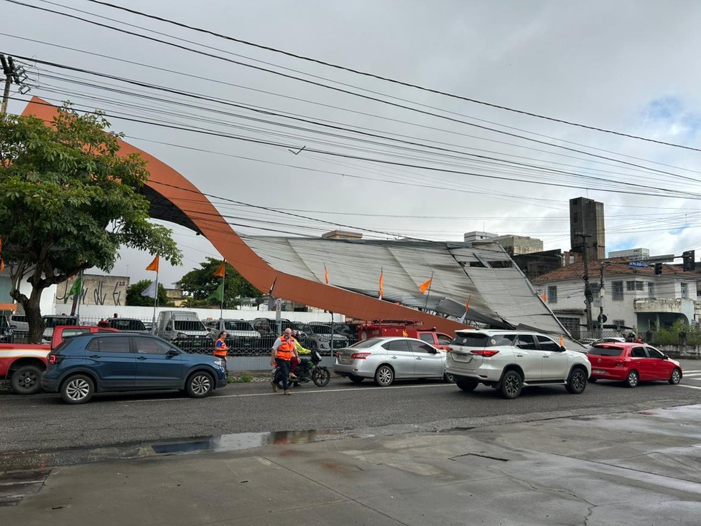 Teto de locadora de veículos desabou na tarde desta segunda-feira (9) — Foto: Sandra Paula/TV Paraíba